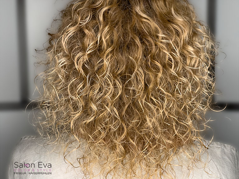 Shinefinity von Wella mit Locken